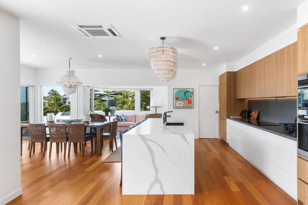 Holiday home Surfside - Wake To The Waves Breaking Villa Sunshine Beach Australia